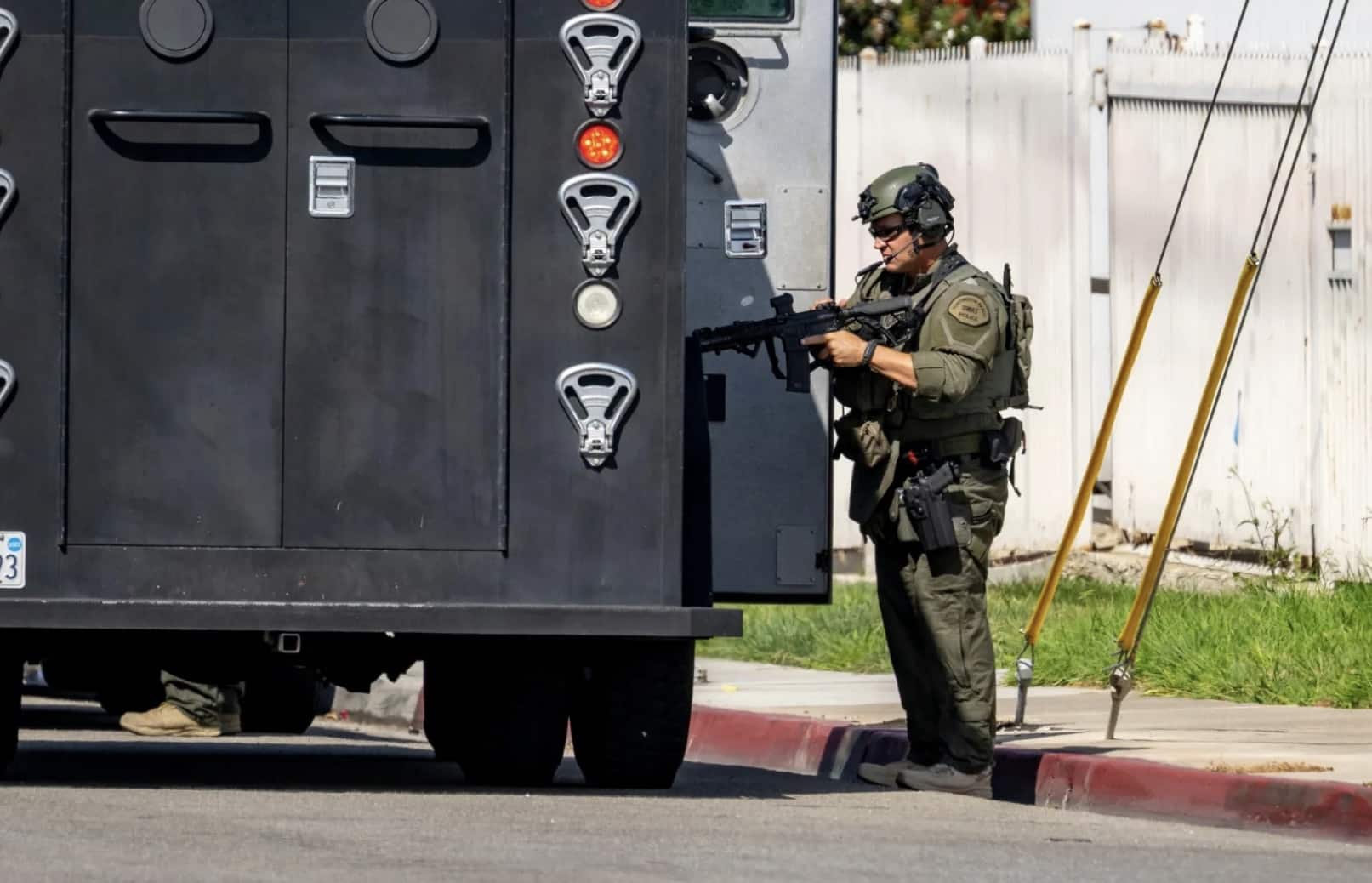 A Huntington Beach Police Swat Member Gears Up Near A Building Where A Man Was Barricaded Inside A Business In Costa Mesa On Wednesday, October 5, 2022. (Photo By Leonard Ortiz, Orange County Register/Scng)