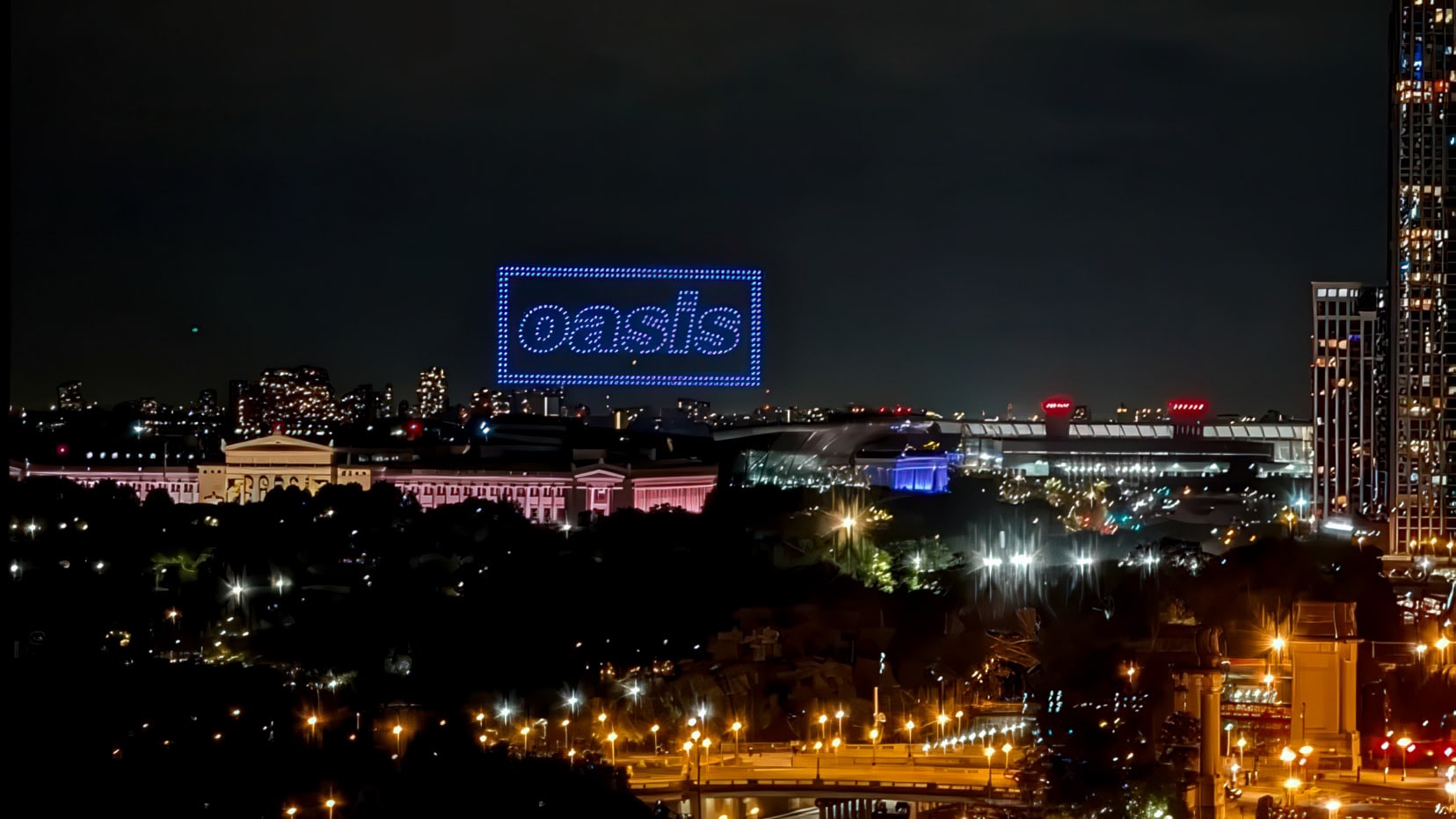 Oasis Uses Drones to Paint the Chicago Sky show