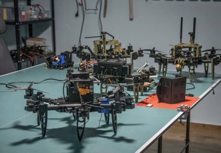 Ukraine Deploys Ai-Powered Drone Swarms On The Battlefield 1