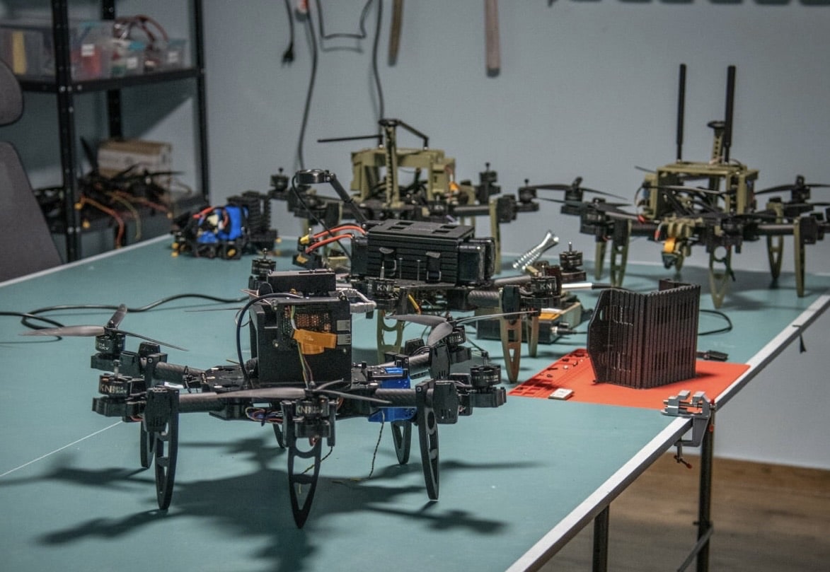 Ukraine Deploys Ai-Powered Drone Swarms On The Battlefield 1