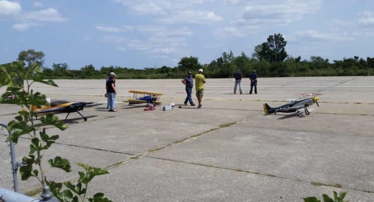Jfk'S Second &Quot;Drone&Quot; Of The Day Was A Red-And-White Rc Plane, And The Faa Isn'T Chasing It